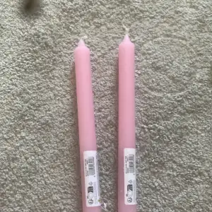 2 fina ljus i rosa köpte för jag tänkte jag skulle ja j mitt rum men dom fick inte plats i ljus staplarna jag köpte 20kr för båda 