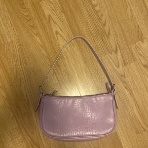 Handväska  - Använd 3 gånger  Köpt från H&M 