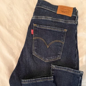 Levisjeans - Levisjeans i modellen 720 ” high rise super skinny”. Storlek W28.