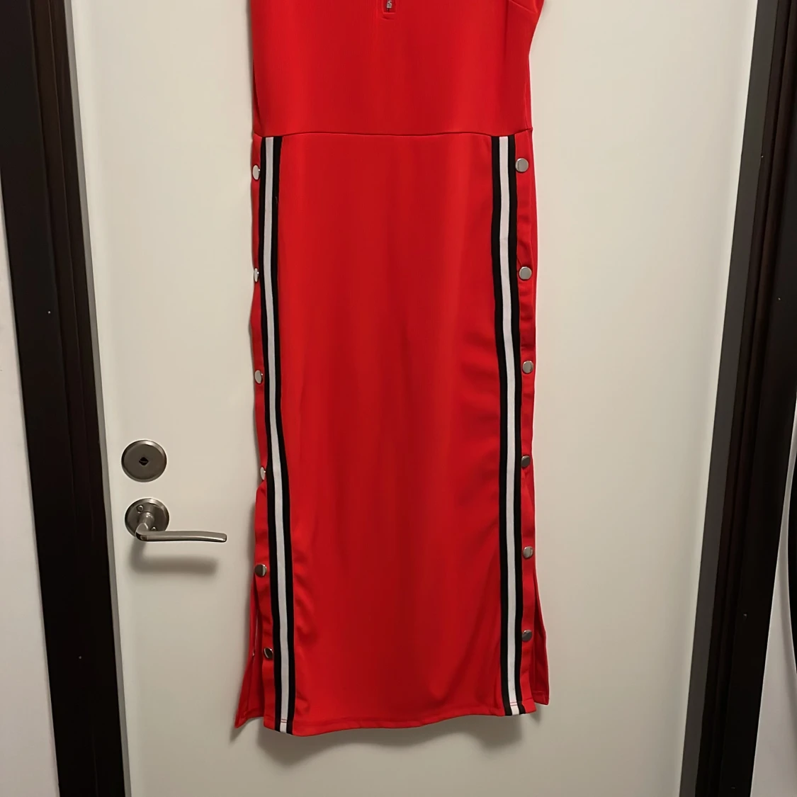 Röd klänning med knappar - 90