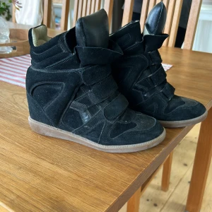 Isabel Marant skor - Isabel marant Étoile höga sneakers. Köpta från farfetch använda 5-10 gånger. Bra skick, storlek 38.