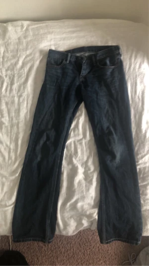Levis jeans  - Lågmidjade Levis jeans raka men går mer åt butcut håller enligt mig! Jättefina och passar super till allt💗💗nypris ca 1000