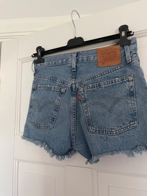 Levi’s shorts  - Ett par ljusblå levi’s shorts i toppskick.