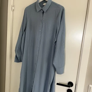 Skjortklänning  - Skjortklänning oversized från H&M