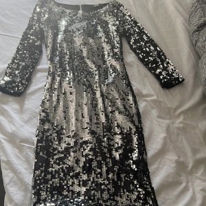 Festklänning  - Snygg festklänning med öppen rygg och dragkedja bak Aldrig använd. Köpt på bikbok