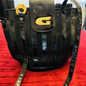 Skin dam väska säljes - Shoulder bag Dam (väska) säljes.  Väskan är rymlig och har innerfack.  Ej använd 