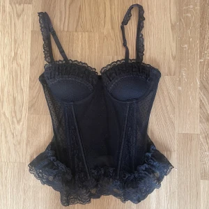 svart korsett - Korsett från hm i superbra skick. Vaddering i kuporna. Storlek 36 💛