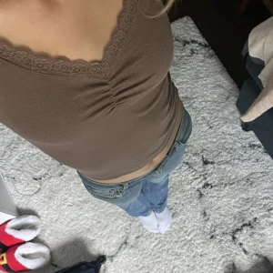 Spets topp - Säljer nu detta fina linne ifrån Bikbok i strl XS. Säljer du endast 50kr💗