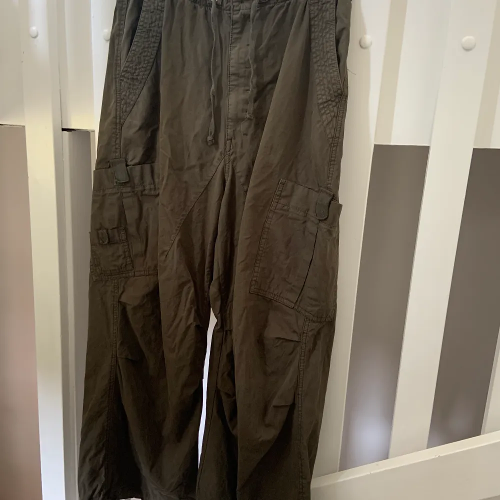 Säljer ett par Parachute pants från Jaded london i storlek M Bra skick 8/10 (inte använt mycket)   . Jeans & Byxor.