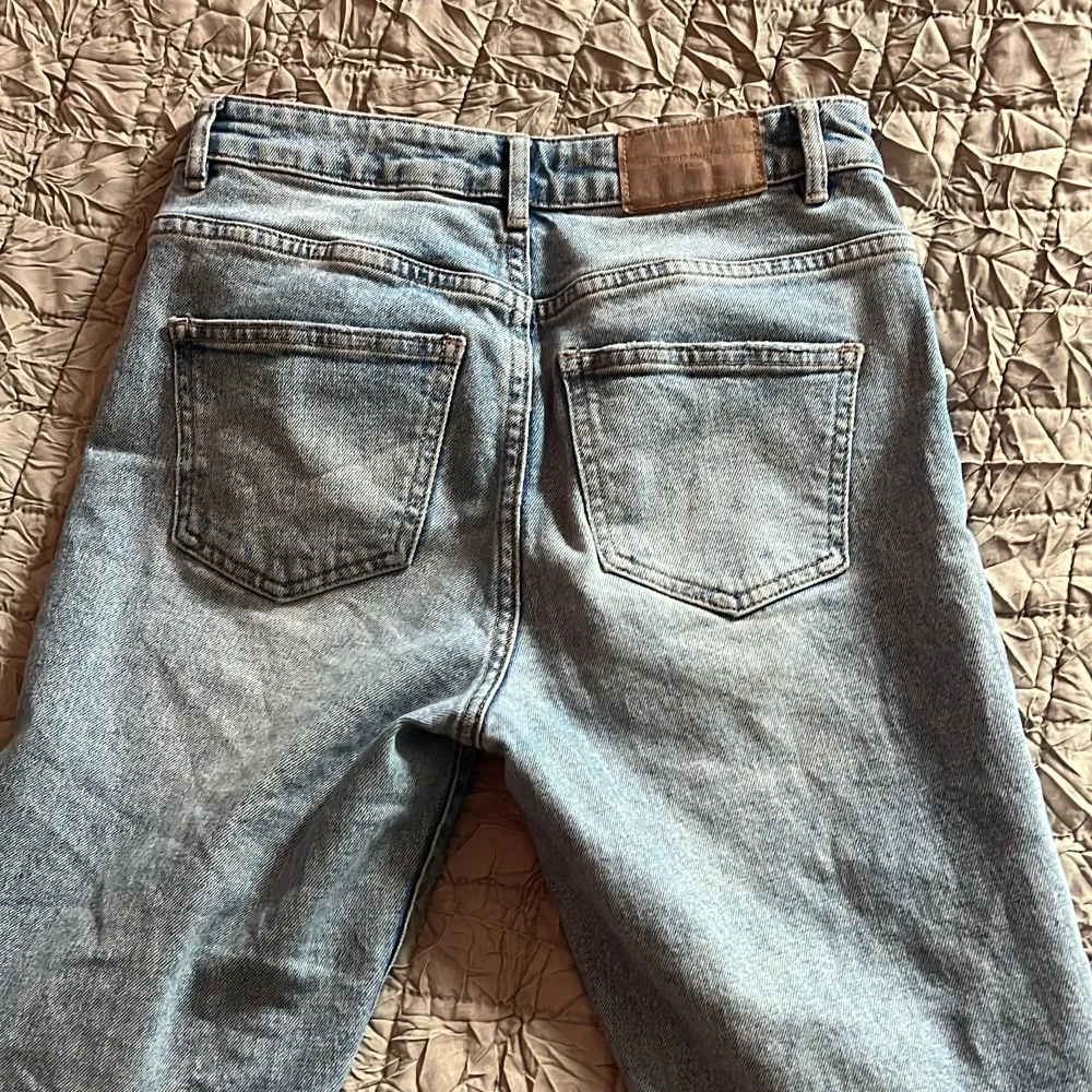 Lågmidjade jeans från veromoda jag säljer dom för att dem är lite för korta för mig (jag e 160) dom är bootcut med slits. Har inte andvänts mycket. Dom är stoleken 25 i midjan och 30 på längden.. Jeans & Byxor.