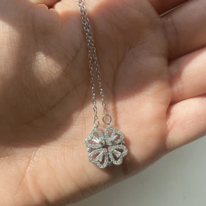 Halsband - Jätte fint silver halsband som går att ändra formen på! 