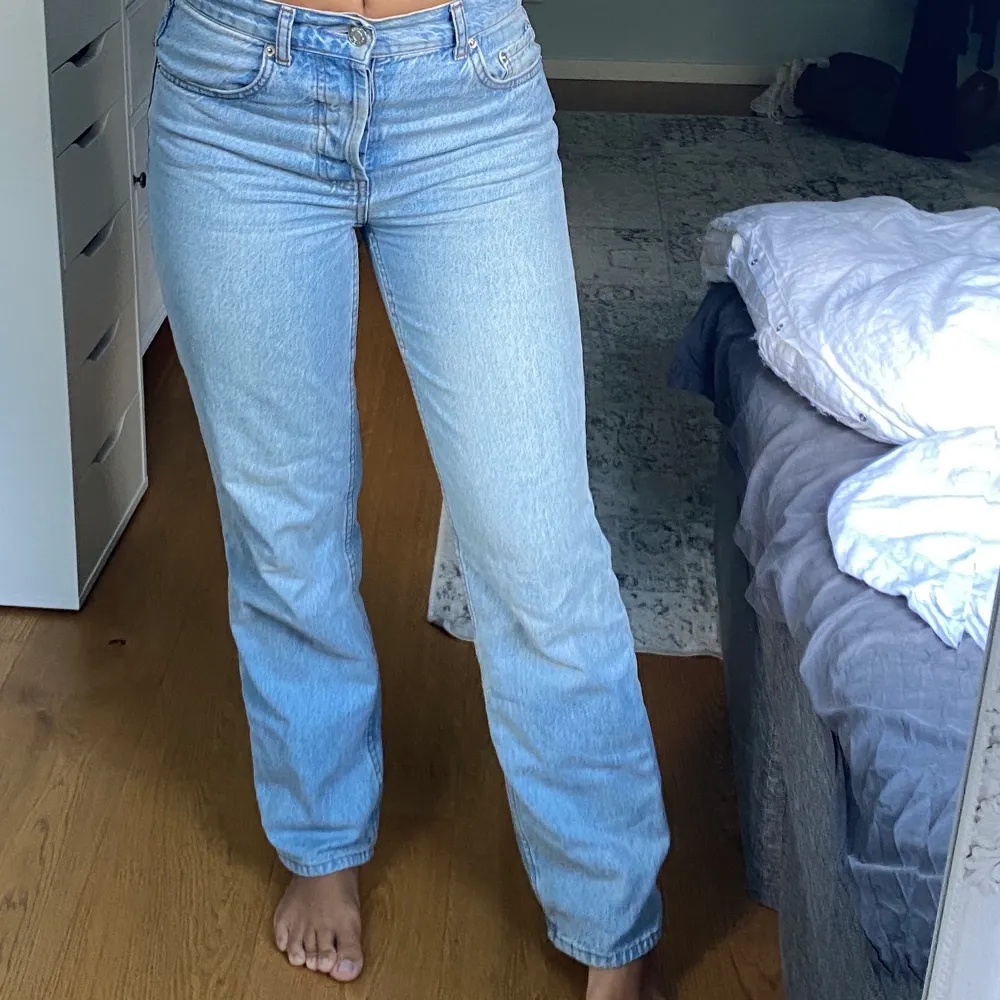 Perfekta basic jeans från asos. Säljer då de sitter lite för tajt på mig. Storlek 28/30, jag är 165 cm lång. Inseam(längd från skrevet till slutet av byxan) är 72 cm. 💙 De är i bra skick . Jeans & Byxor.