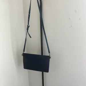 Säljer denna super fina blåa axelremsväska som är perfekt till alla tillfällen. Väskan är i nyskick och är alldrig använd. Två storlekar av band kommer med i köpet. skriv vid intresse, pris kan diskuteras💕