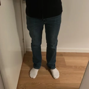 Levis jeans - Säljer nu mina Jeans i modellen 551Zauthentic straight. Skicket är 9/10 skriv vid frågor och funderingar