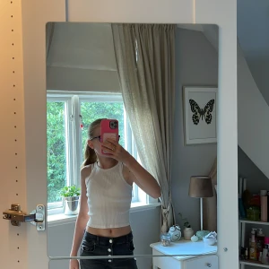 Jättegulligt vitt linne från Gina tricot🤍 - Ett superfint vitt linne från Gina tricot🤍 Använt ca 2/3 gånger men inte mer då andra linnen kommit mer till användning.  Levererars  nytvätta🩵