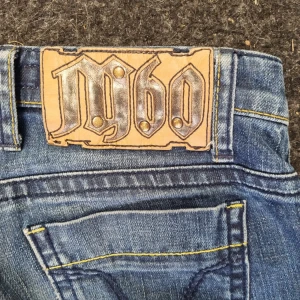 Lågmidjade jeans  - Säljer mina fina lågmidjade jeans då de inte passar tyvärr. De är väldigt sparsamt använnda där av i fint skick! De är ifrån miss sixty i st 25💕