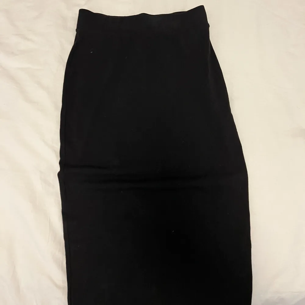 En svart tidigt kjol som sitter bekvämt. Inga skador och kan användas som minikjol när man drar upp lite. . Kjolar.
