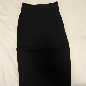 En svart tidigt kjol som sitter bekvämt. Inga skador och kan användas som minikjol när man drar upp lite. 