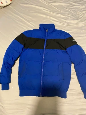 Calvin Klein jacka - Skick 8/10 med den fyrkanten där jag råka riva upp lite, priset mkt billigare pga det