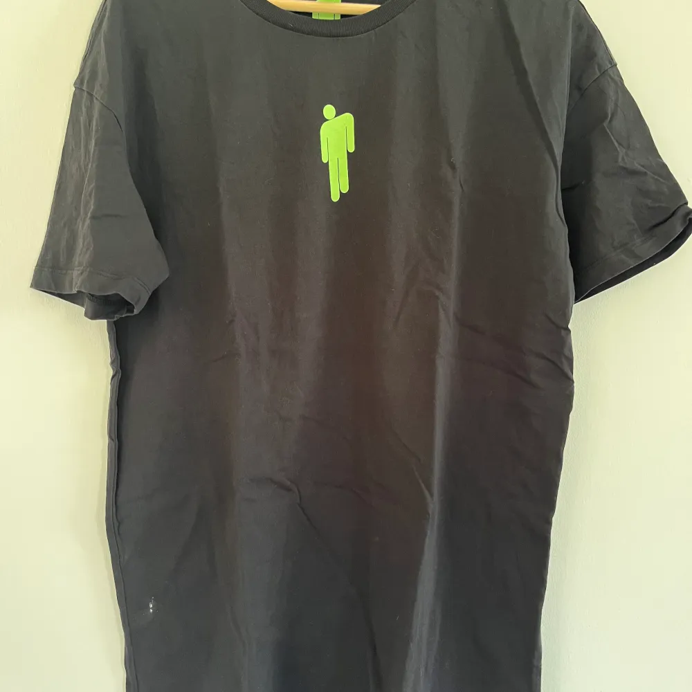 En oversized Billie Eilish t-shirt med tryck från HM. Använd fåtal gånger men har en liten fläck som visas på sista bilden! Storlek S men den är oversized så känns mer som M. T-shirts.