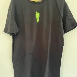 En oversized Billie Eilish t-shirt med tryck från HM. Använd fåtal gånger men har en liten fläck som visas på sista bilden! Storlek S men den är oversized så känns mer som M