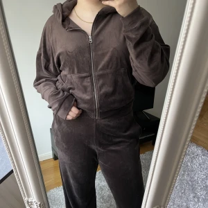 Mjukis set - Brunt mjukisset från bikbok, underdelen är i strl S och överdelen är i storlek M