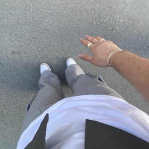 Custom made byxor  - Dessa balla byxor från märket gens0 studios. Skick 9/10, passar mig som är 178cm. Skulle säga att de är storlek 34x34