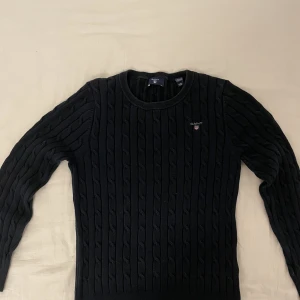 Gant Stickad Tröja - Säljer min gamla mörblåa ribonstickade gant tröja då jag växt ur den. Dm för fler foton.