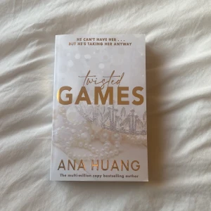 Twisted games, ana huang - 2a boken ifrån Twisted serien som är känd på booktok! Den köptes för 209kr men jag säljer den för endast 120kr. Boken är helt ny, inte ens läst den pga att det blev fel när jag köpte den och att skicka tillbaka blev för dyrt🥰
