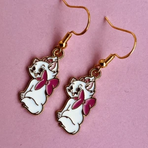 Små Aristocats örhängen 💕 - Nickelfria krokar och fri frakt 💕