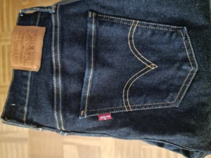 LEVI'S Jeans high Waist  - Använd 2 gånger(sitter perfekt)  Strl:30/32 Färg:Mörk Blå Nypris:1199 