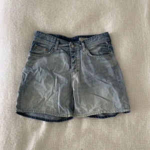Jeansshorts  - Lågmidjade jeansshorts som inte används💗