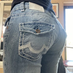 True Religion jeans - Super snygga true religion jeans i bra skick som jag köpte second hand men som tyvärr är för små och tajta i midjan för mig. Skriv privat om ni vill ha mått på jeansen:)