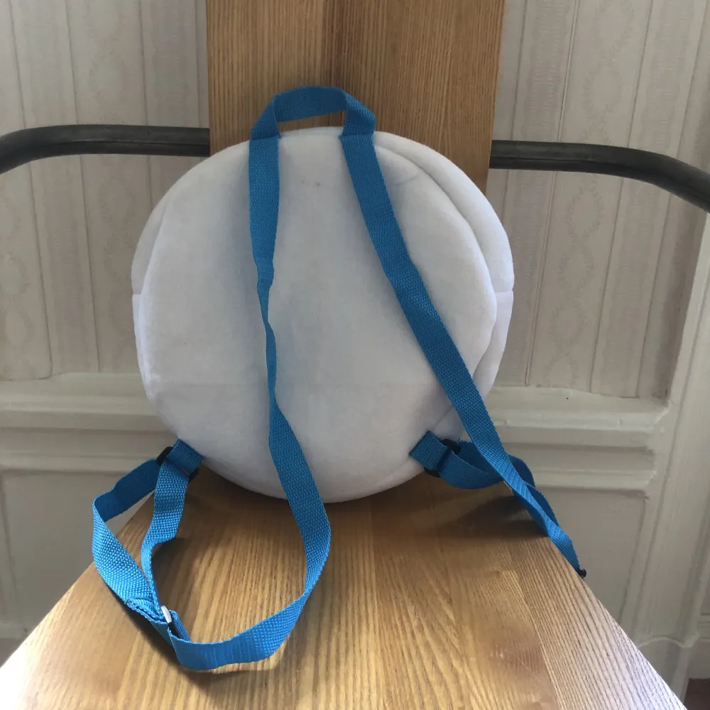 säljer min oanvända cinnamoroll ryggsäck. den har genomskinligt fack så den kan användas som ita bag. den har pyttesmå märken som knappt syns, oklart vart de kom ifrån men går att tvätta bort. extra sanrio grejer medföljer med köp av väskan. Väskor.