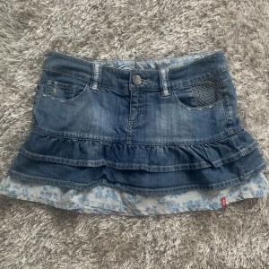 Lågmidjade jeanskjol  - En söt jeanskjol med volanger, perfekt till sommaren 💕