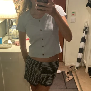 Sommar tröja  - Super söt ljus blå tröja verkligen perfekt till sommaren. Barn storlek men skulle säga xs. 