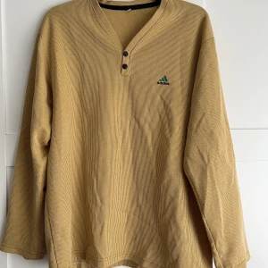 Vintage adidaströja  - Thriftad adidas tröja i senapsgulfärg
