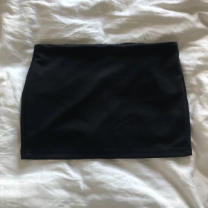 Minikjol - Oanvänd minikjol med shorts inuti. 