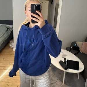 Blå Levis hoodie  - Oversized hoodie från Levis. Mörkblå 