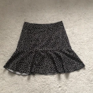 Kjol - Prickig kjol inte använd