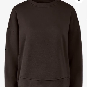 Collegetröja - Brun Collegetröja ifrån pieces men köpt på zalando. Knappt använd!😊