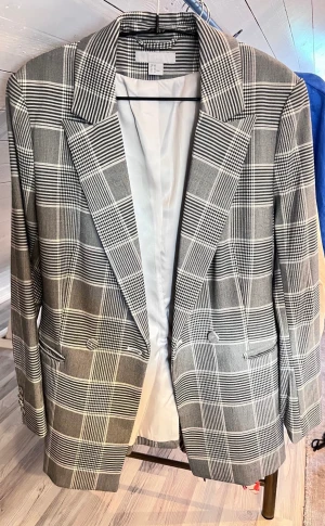 HM OVERSIZE KAVAJ  - Snygg kavaj som kan bäras som oversize. Jag är en S-M  Knappt använd ca 3-4 ggr