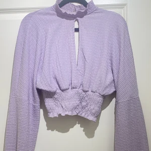 Sommartopp - Pastell lila sommarblus från Bershka i strl S funkar även för M. Super fint skick då den aldrig är använd 💜🤍