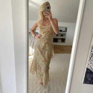 Långklänning - En somrig långklänning i ett fint mönster💗 Jag är 172 cm och den går ner till mina anklar💗