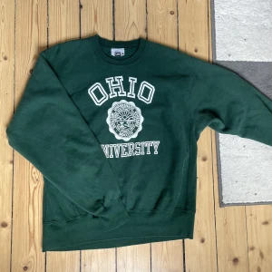 Grön vintage sweatshirt - Grön vintage (Lee) sweatshirt ”Ohio University”, skulle säga den sitter som en M