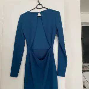 Blå klänning från Gina med öppen rygg