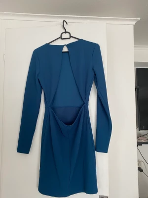 Klänning - Blå klänning från Gina med öppen rygg