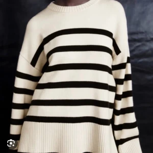 Randig tröja  - Säljer min randiga tröja från zara då den inte kommer till användning längre, har använt den ungefär 3 gånger och är fortfarande som ny. Köpte den på Plick 💕