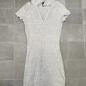 Fin kort ljusgrå klänning. Helt oanvänd. 🤍🤍