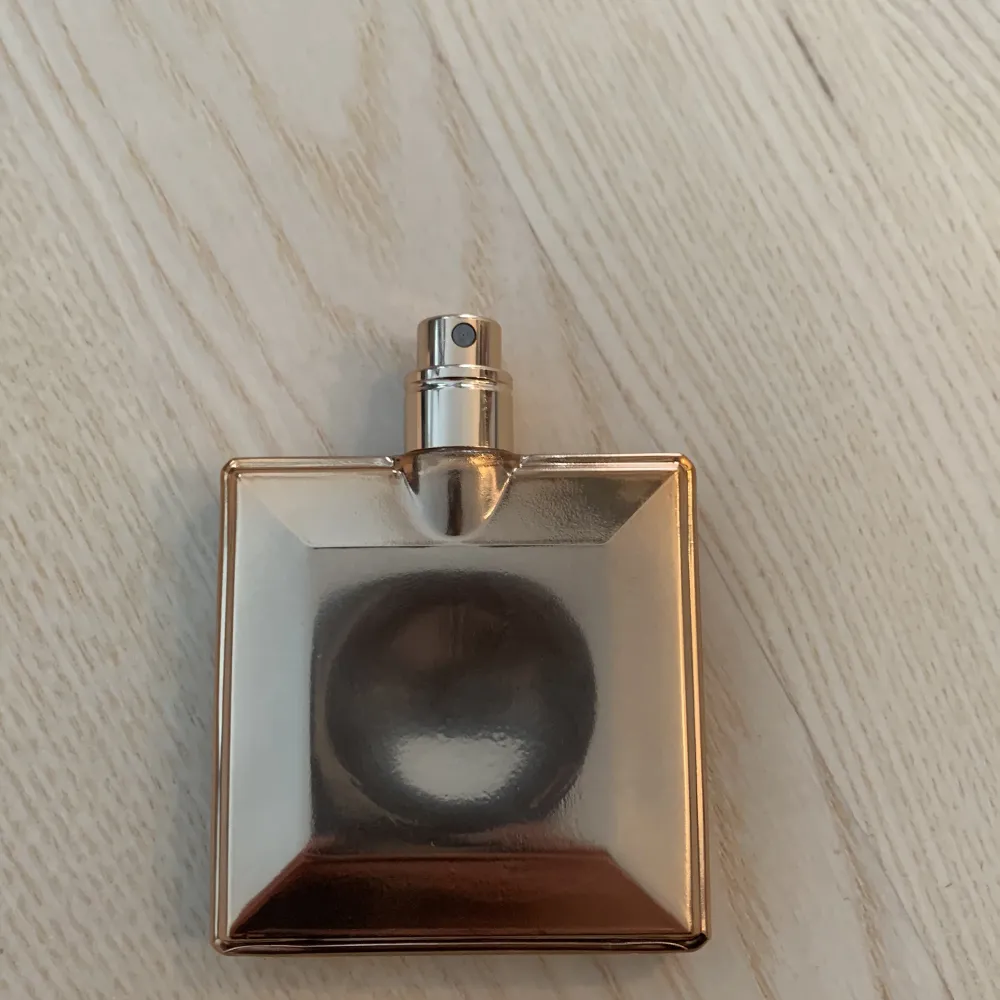 En Lancome parfym som är helt ny har bara lukta på den!❤️ nypris är 750 säljer för 600!❤️. Övrigt.